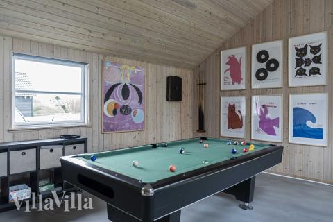 Neben den vielen schönen Stunden, die man im Poolbereich des Hauses verbringen kann, bietet das Luxusferienhaus 275 auch Spielevergnügen bei Billard/Tischtennis und Darts