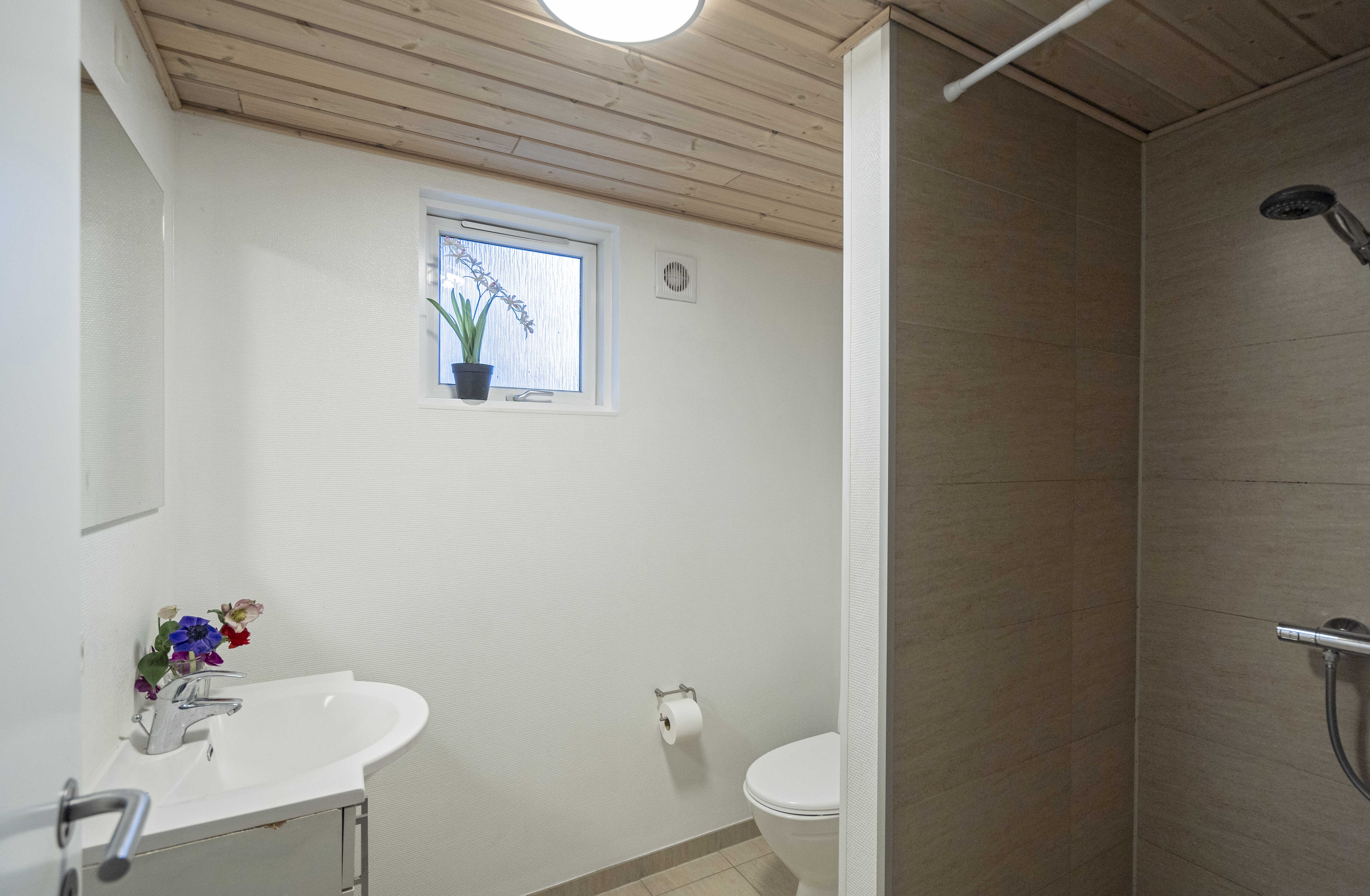Eines der Badezimmer im Luxusferienhaus Nr. 275