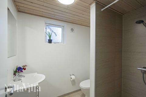 Eines der Badezimmer im Luxusferienhaus Nr. 275