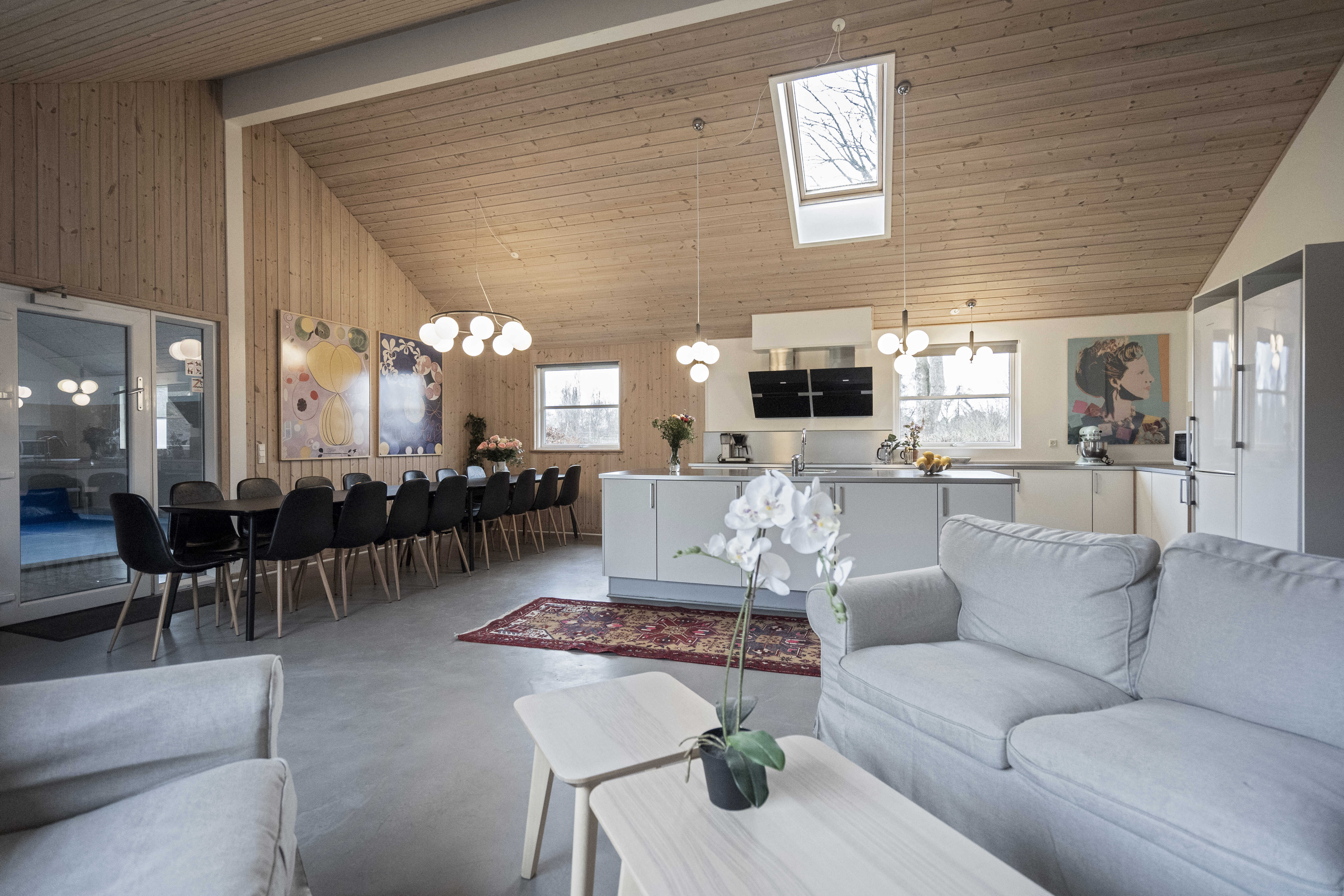 Die Couch im Luxusferienhaus Nr. 275 in Nordseeland lädt zu Gesellschaftsspielen oder zu Kinoabenden ein.