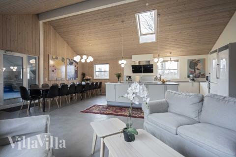 Die Couch im Luxusferienhaus Nr. 275 in Nordseeland lädt zu Gesellschaftsspielen oder zu Kinoabenden ein.