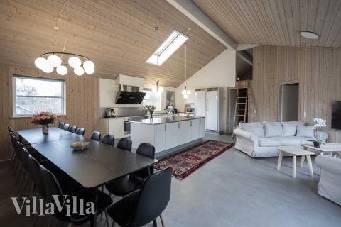 Der große, lichtdurchflutete Aufenthaltsraum im Luxusferienhaus Nr. 275 für 18.