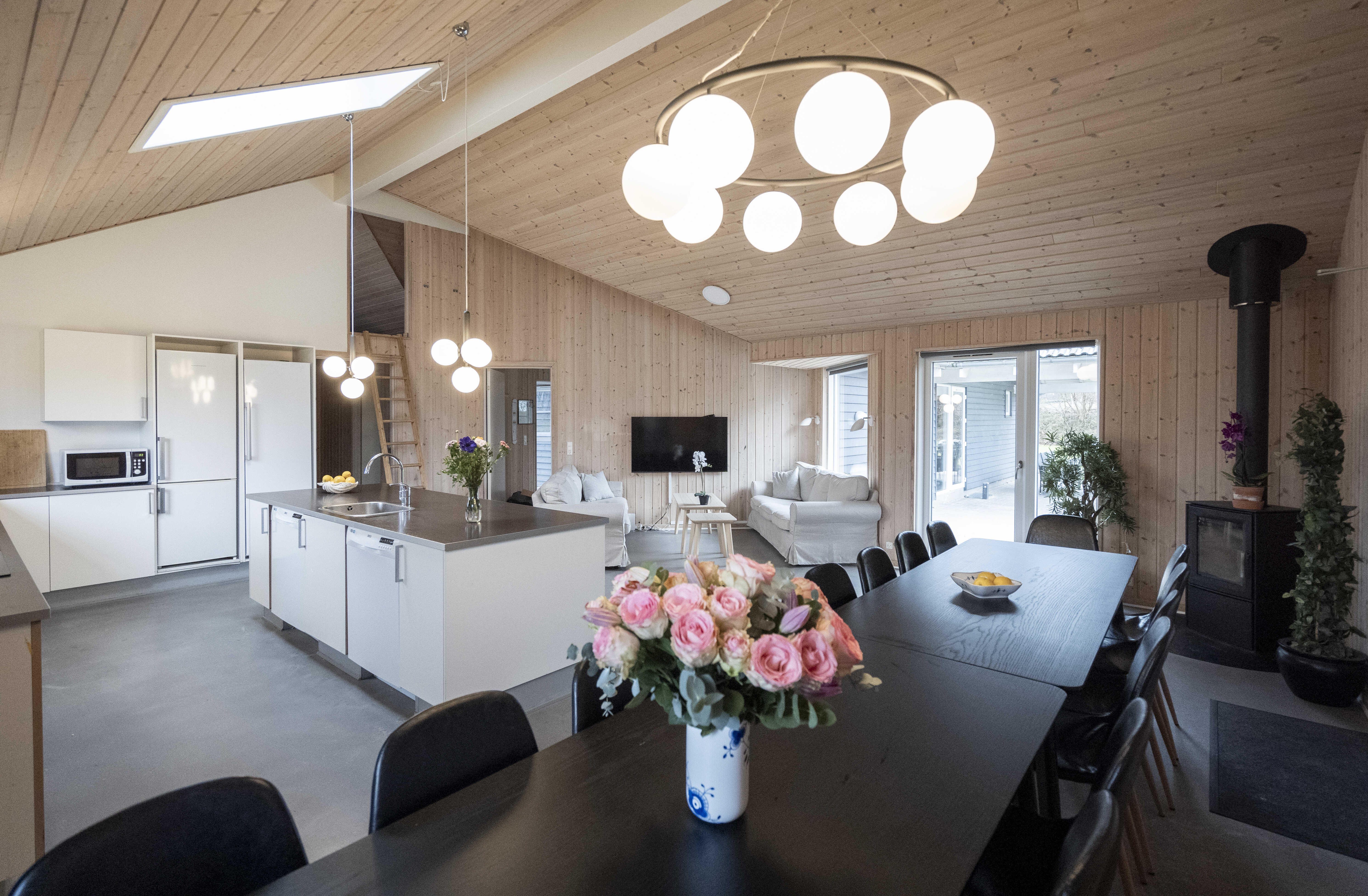 Aufenthaltsraum mit Platz für 18 im Luxusferienhaus Nr. 275.