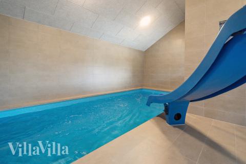 Das Ferienhaus 663 hat einen schicken Poolbereich mit Wasserrutsche, einem geräumigen, eingelassenen Whirlpool und einer Sauna.