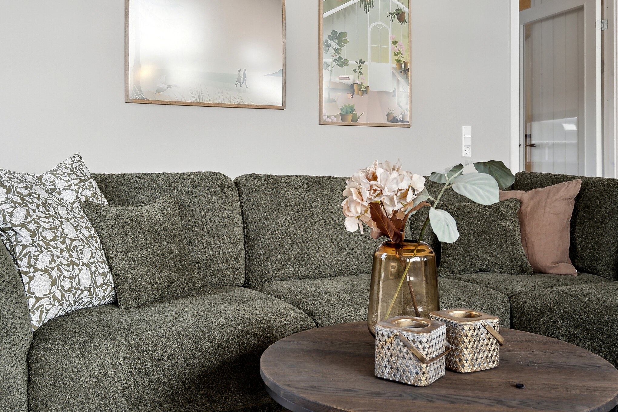 Die Couch im Luxusferienhaus Nr. 663 in Südjütland lädt zu Gesellschaftsspielen oder zu Kinoabenden ein.