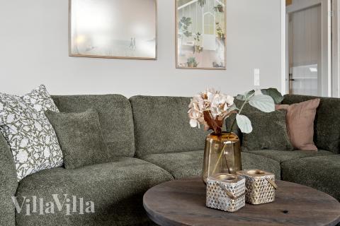 Die Couch im Luxusferienhaus Nr. 663 in Südjütland lädt zu Gesellschaftsspielen oder zu Kinoabenden ein.