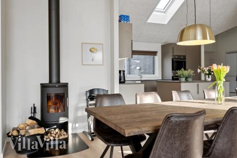 Der große, lichtdurchflutete Aufenthaltsraum im Luxusferienhaus Nr. 663 für 18.