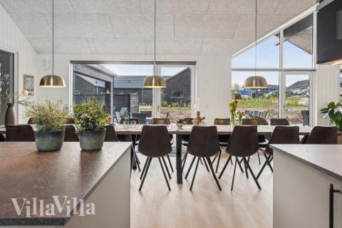 Gut ausgestattete Küche im Luxusferienhaus Nr. 663 in Südjütland.