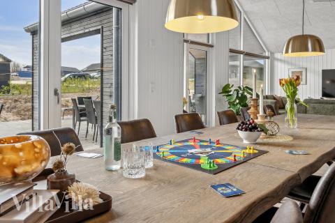 Der Aufenthaltsraum bietet Platz für 18 Personen, wenn ihr das Ferienhaus 663 in Südjütland besucht.