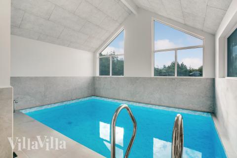 Das Ferienhaus 692 hat einen schicken Poolbereich mit Wasserrutsche, einem geräumigen, eingelassenen Whirlpool und einer Sauna.