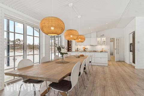 Der große, lichtdurchflutete Aufenthaltsraum im Luxusferienhaus Nr. 693 für 11.