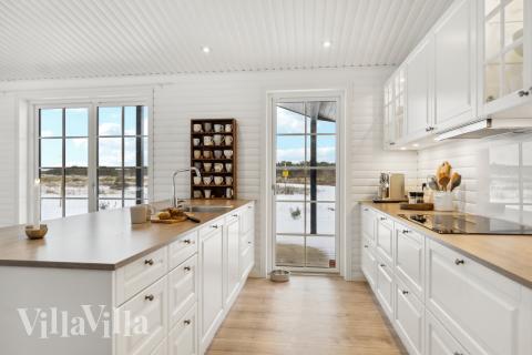 Gut ausgestattete Küche im Luxusferienhaus Nr. 693 in Nordseeland.