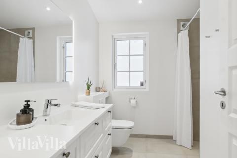 Eines der Badezimmer im Luxusferienhaus Nr. 693