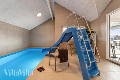 Das Ferienhaus 655 hat einen schicken Poolbereich mit Wasserrutsche, einem geräumigen, eingelassenen Whirlpool und einer Sauna.