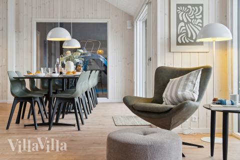 Der große, lichtdurchflutete Aufenthaltsraum im Luxusferienhaus Nr. 655 für 14.