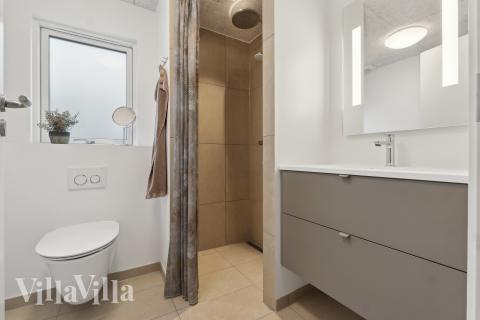 Eines der Badezimmer im Luxusferienhaus Nr. 655