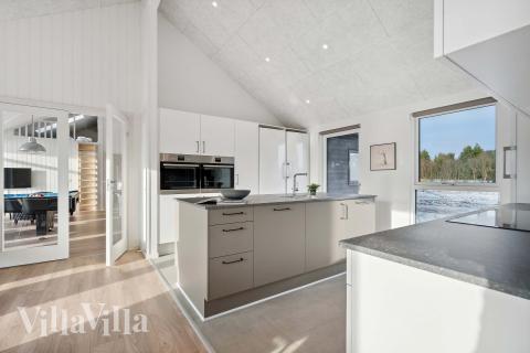 Die Küche in dem Luxusferienhaus Nr. 605 ist so gut ausgestattet, dass man problemlos Mahlzeiten für 24 Personen zubereiten kann.