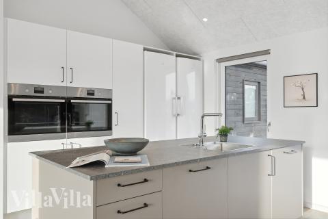 Gut ausgestattete Küche im Luxusferienhaus Nr. 605 in Westjütland.