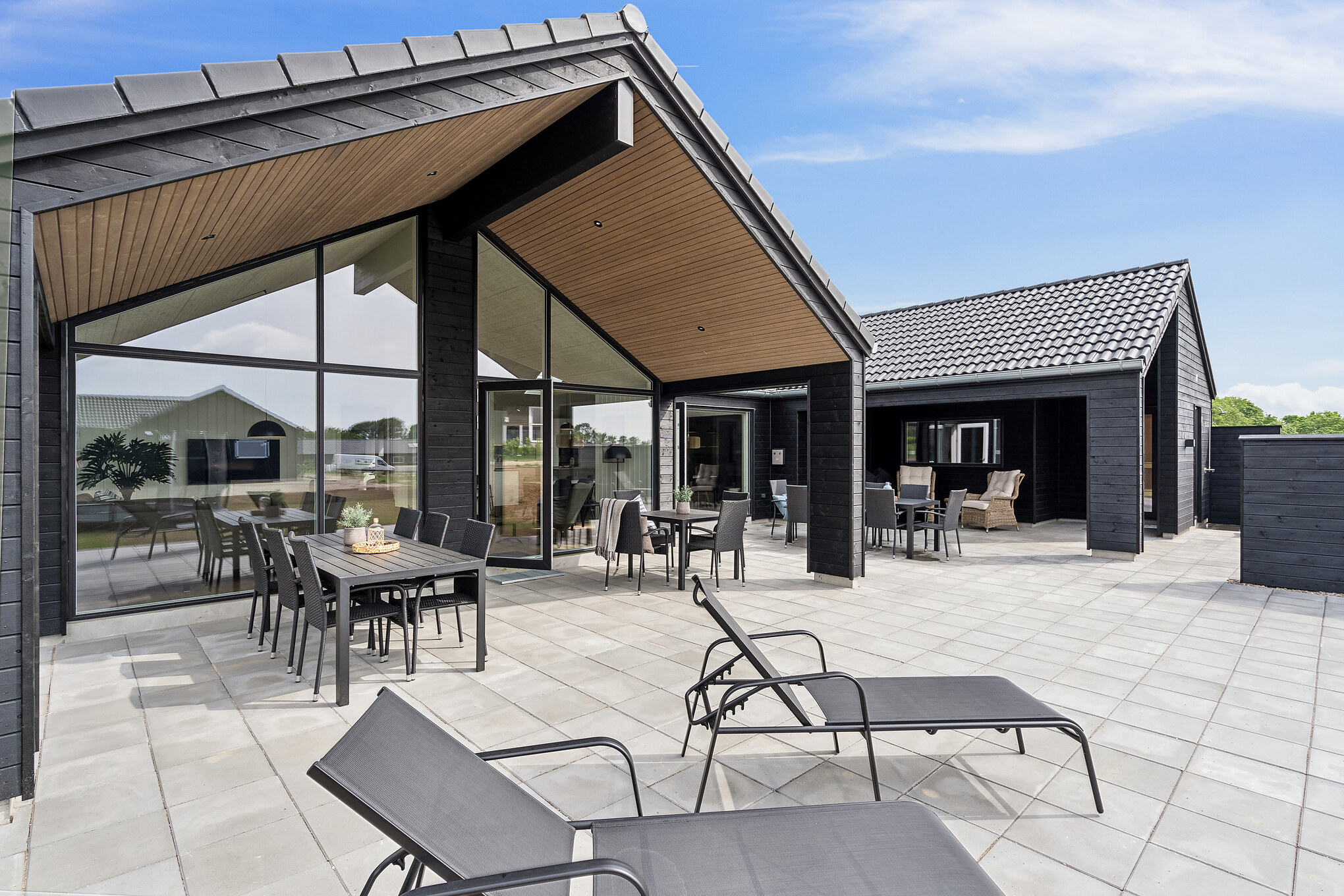 Genießen Sie einen Grillabend auf der Terrasse des Luxusferienhauses Nr. 667 in Fünen und seine Inseln