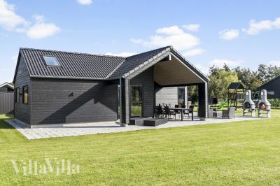 Diese schicke Haus mit Whirlpool Nr. 625 mit Platz für 12 Personen liegt in Lolland/Falster/Mön