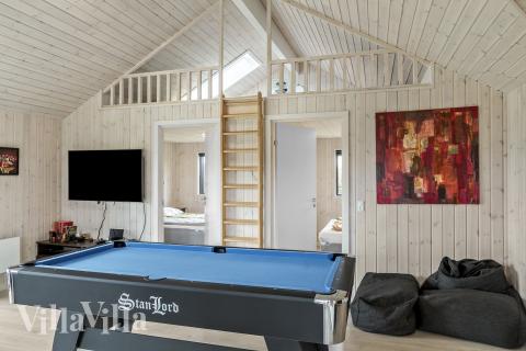 Neben den vielen schönen Stunden, die man im Poolbereich des Hauses verbringen kann, bietet das Luxusferienhaus 625 auch Spielevergnügen bei Billard/Tischtennis und Darts