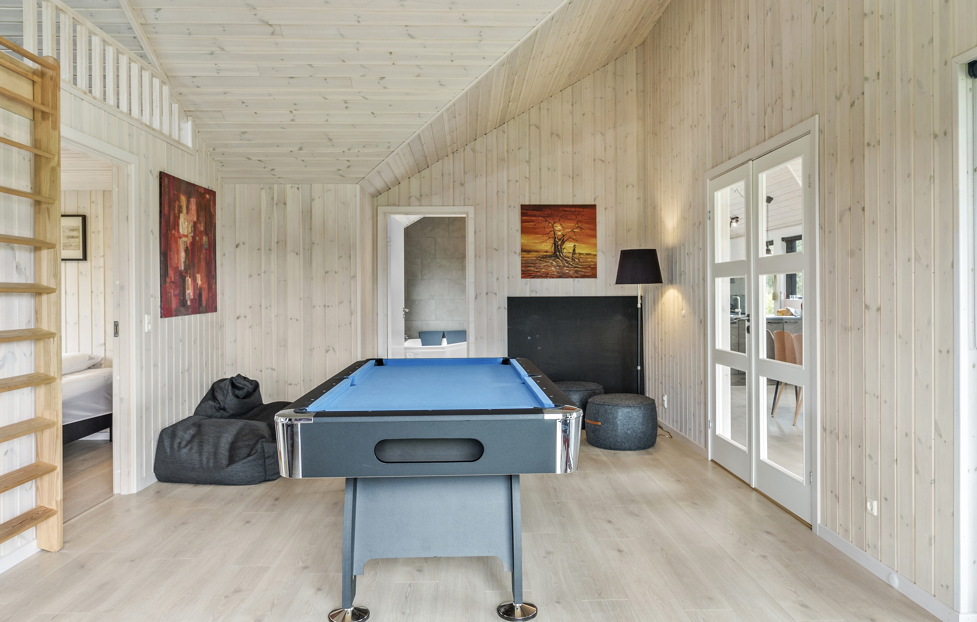 Das Luxusferienhaus 625 für 12 Personen hat einen großen Aktivitätsraum mit u. a. Billard und Darts