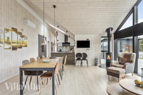 Der große, lichtdurchflutete Aufenthaltsraum im Luxusferienhaus Nr. 625 für 12.