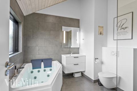 Eines der Badezimmer im Luxusferienhaus Nr. 625