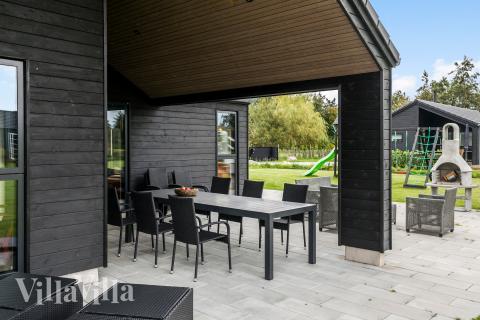 Genießen Sie einen Grillabend auf der Terrasse des Luxusferienhauses Nr. 625 in Lolland/Falster/Mön