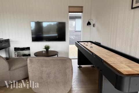 Neben den vielen schönen Stunden, die man im Poolbereich des Hauses verbringen kann, bietet das Luxusferienhaus 348 auch Spielevergnügen bei Billard/Tischtennis und Darts