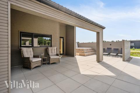 Auf der Terrasse des Ferienhauses Nr. 560 ist Platz für 16 Personen.