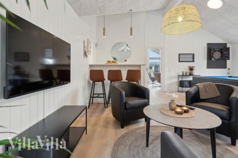 Das Luxusferienhaus 664 für 16 Personen hat einen großen Aktivitätsraum mit u. a. Billard und Darts