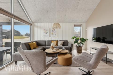 Die Couch im Luxusferienhaus Nr. 664 in Südjütland lädt zu Gesellschaftsspielen oder zu Kinoabenden ein.
