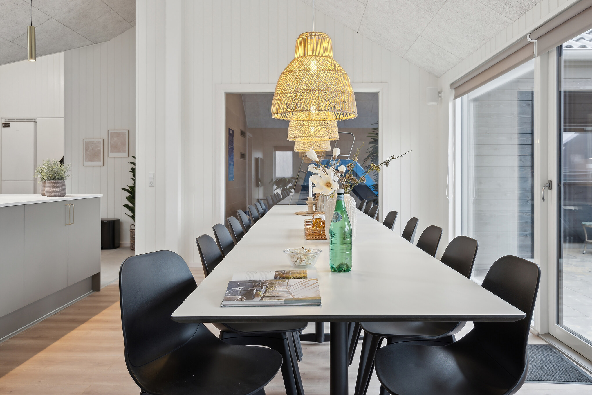Der große, lichtdurchflutete Aufenthaltsraum im Luxusferienhaus Nr. 664 für 16.