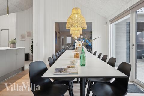 Der große, lichtdurchflutete Aufenthaltsraum im Luxusferienhaus Nr. 664 für 16.