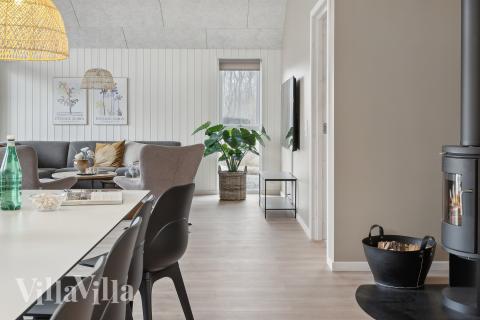 Der Aufenthaltsraum bietet Platz für 16 Personen, wenn ihr das Ferienhaus 664 in Südjütland besucht.