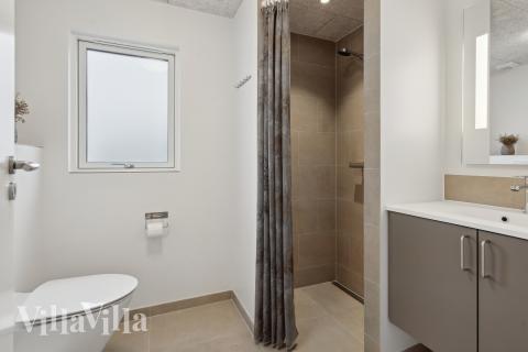 Eines der Badezimmer im Luxusferienhaus Nr. 664