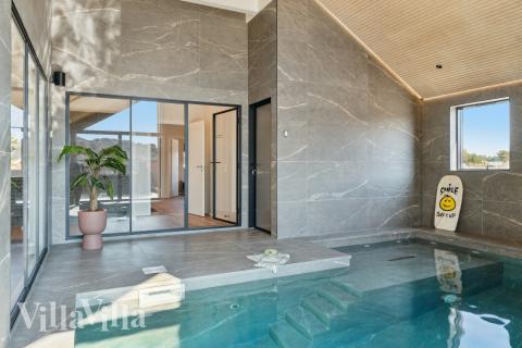 Das Ferienhaus 660 hat einen schicken Poolbereich mit Wasserrutsche, einem geräumigen, eingelassenen Whirlpool und einer Sauna.