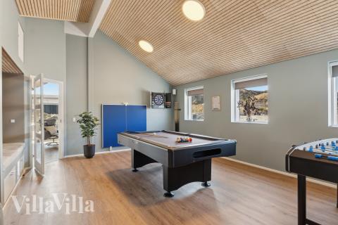 Neben den vielen schönen Stunden, die man im Poolbereich des Hauses verbringen kann, bietet das Luxusferienhaus 660 auch Spielevergnügen bei Billard/Tischtennis und Darts