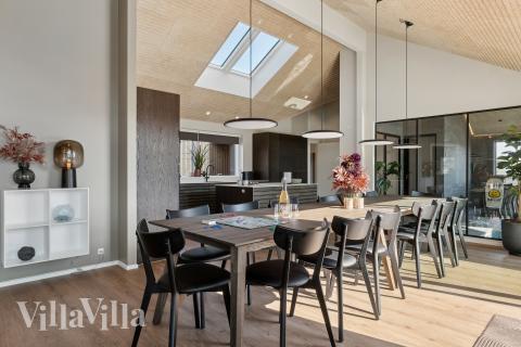 Der große, lichtdurchflutete Aufenthaltsraum im Luxusferienhaus Nr. 660 für 16.