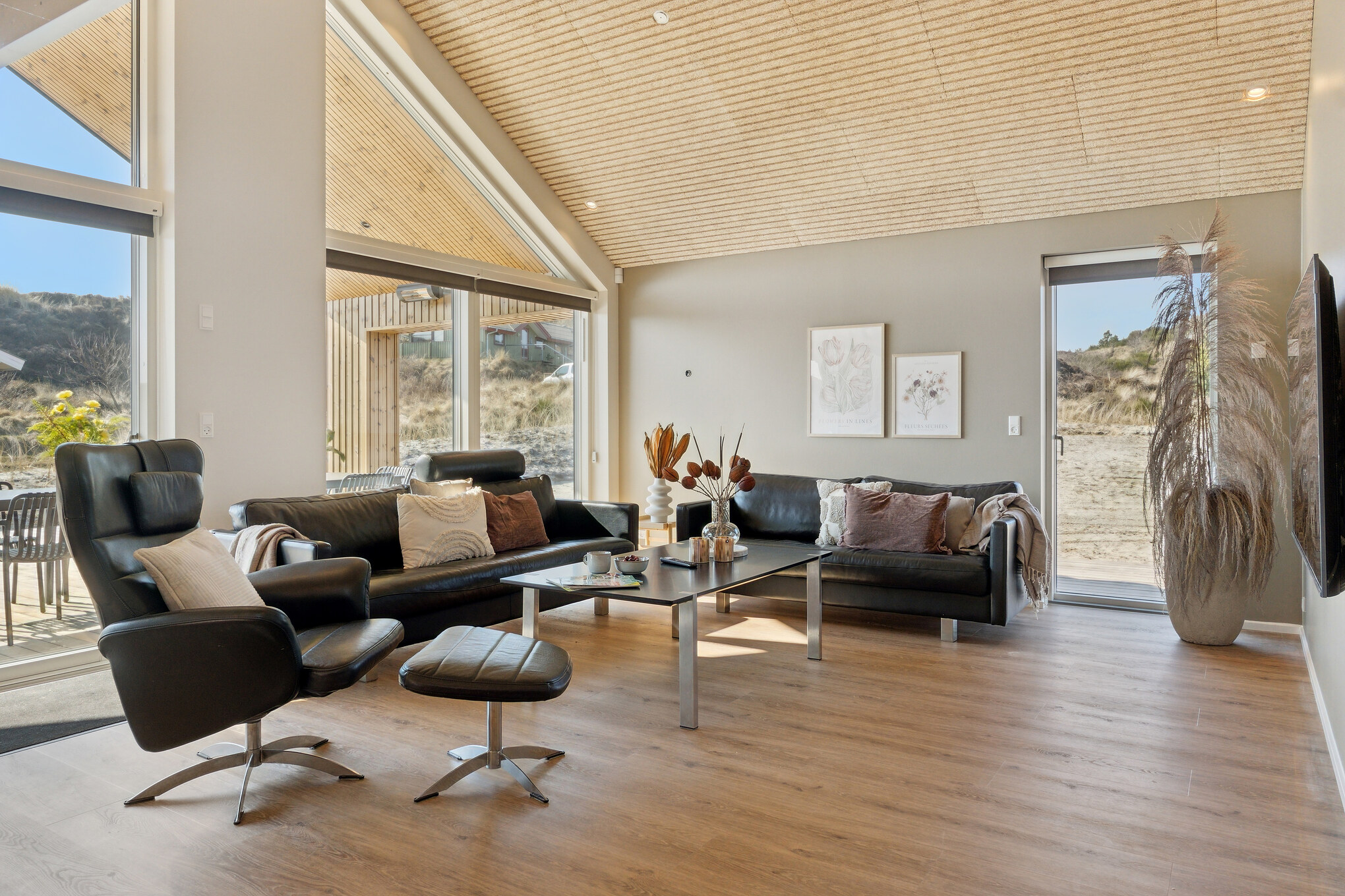 Die Couch im Luxusferienhaus Nr. 660 in Westjütland lädt zu Gesellschaftsspielen oder zu Kinoabenden ein.