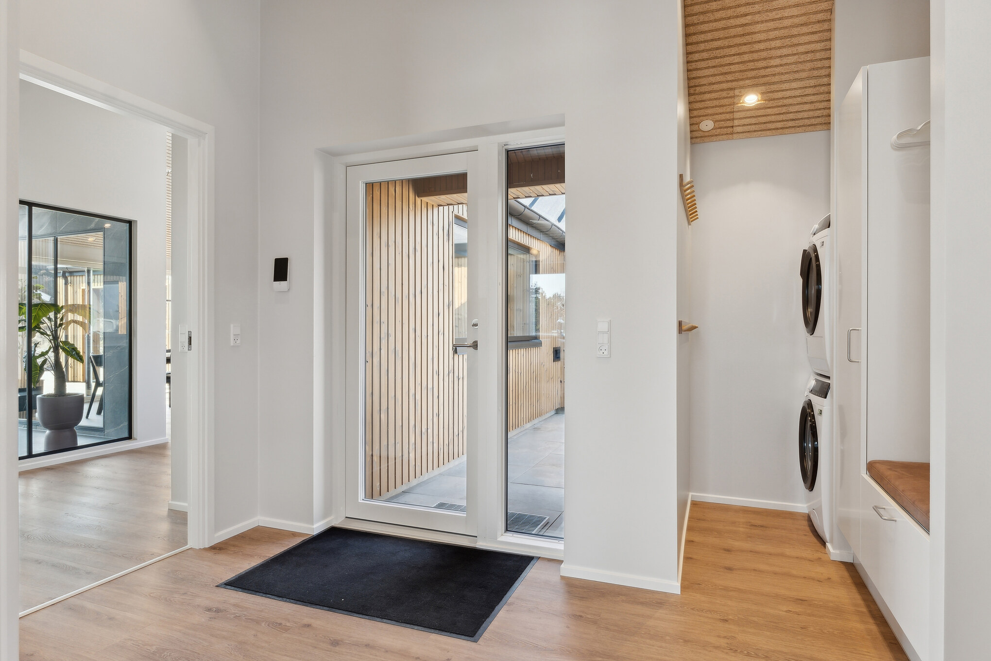 Der geräumige Eingangsbereich im Luxusferienhaus Nr. 660 in Westjütland