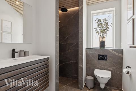 Eines der Badezimmer im Luxusferienhaus Nr. 660