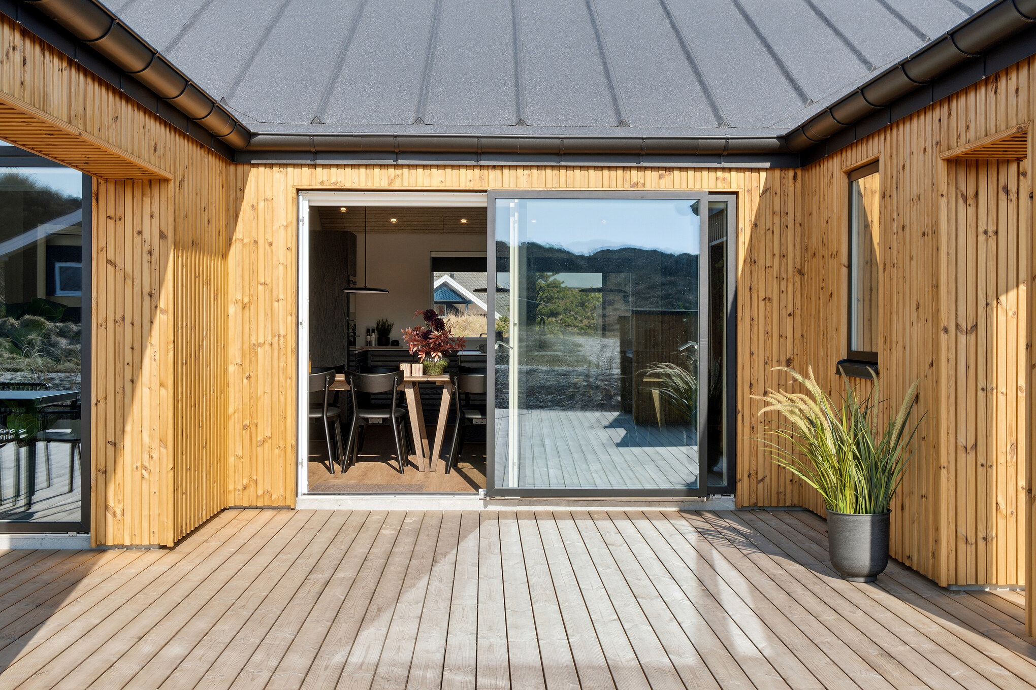 Große Terrasse am Luxusferienhaus Nr. 660 in Westjütland.