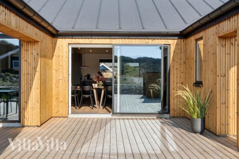 Große Terrasse am Luxusferienhaus Nr. 660 in Westjütland.