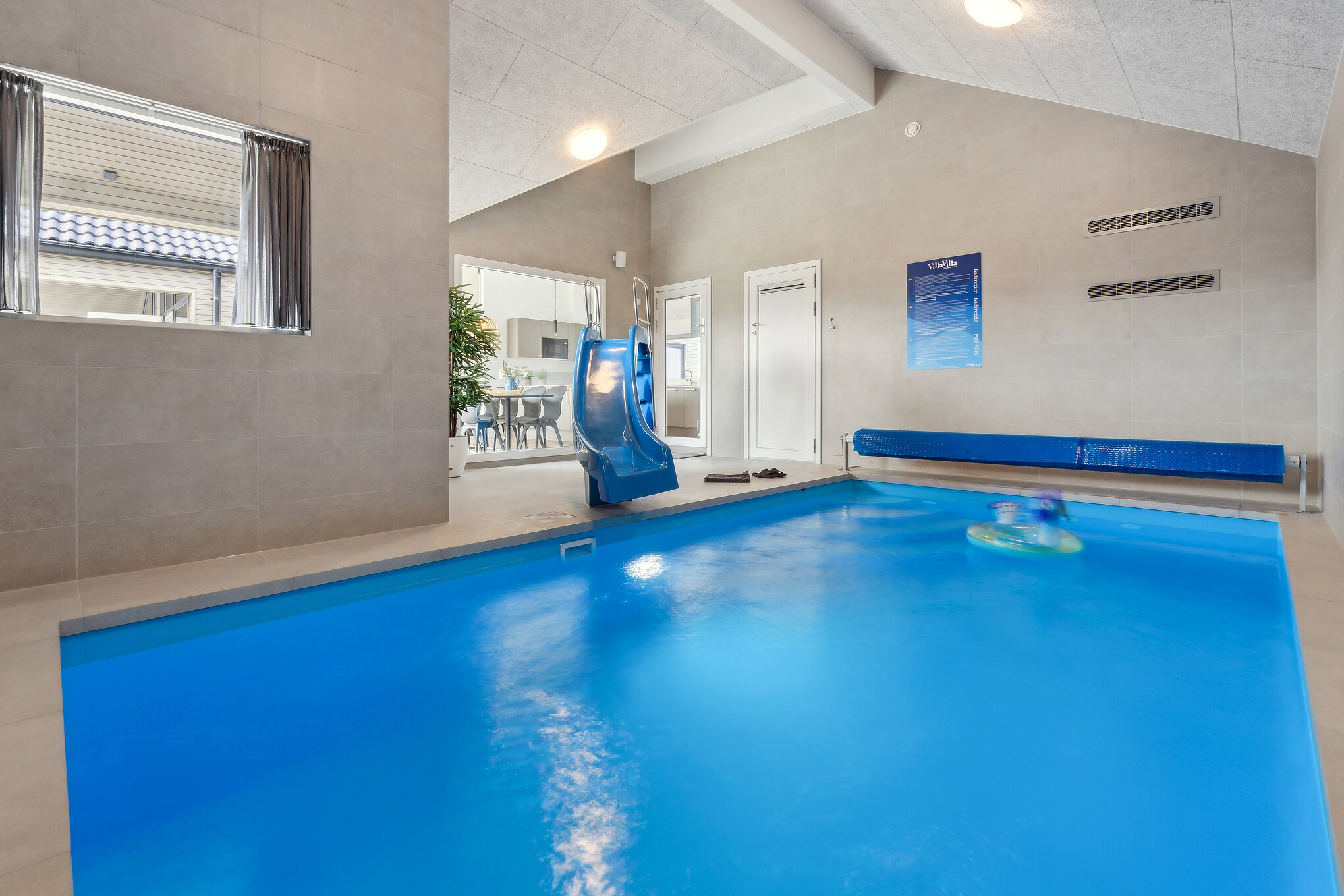 Das Ferienhaus 665 hat einen schicken Poolbereich mit Wasserrutsche, einem geräumigen, eingelassenen Whirlpool und einer Sauna.