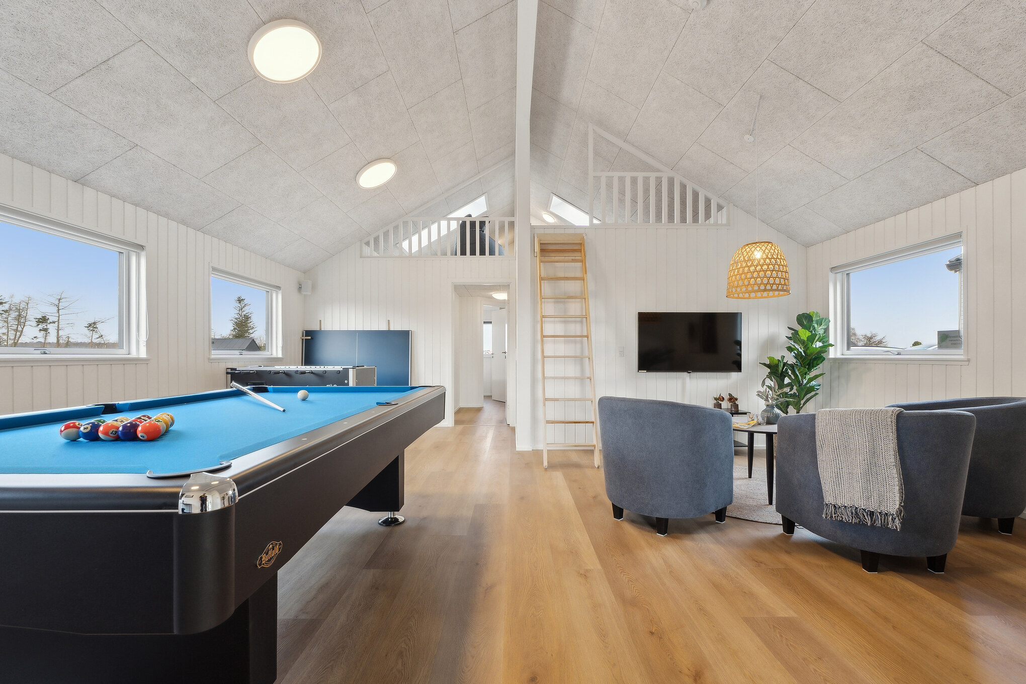 Neben den vielen schönen Stunden, die man im Poolbereich des Hauses verbringen kann, bietet das Luxusferienhaus 665 auch Spielevergnügen bei Billard/Tischtennis und Darts