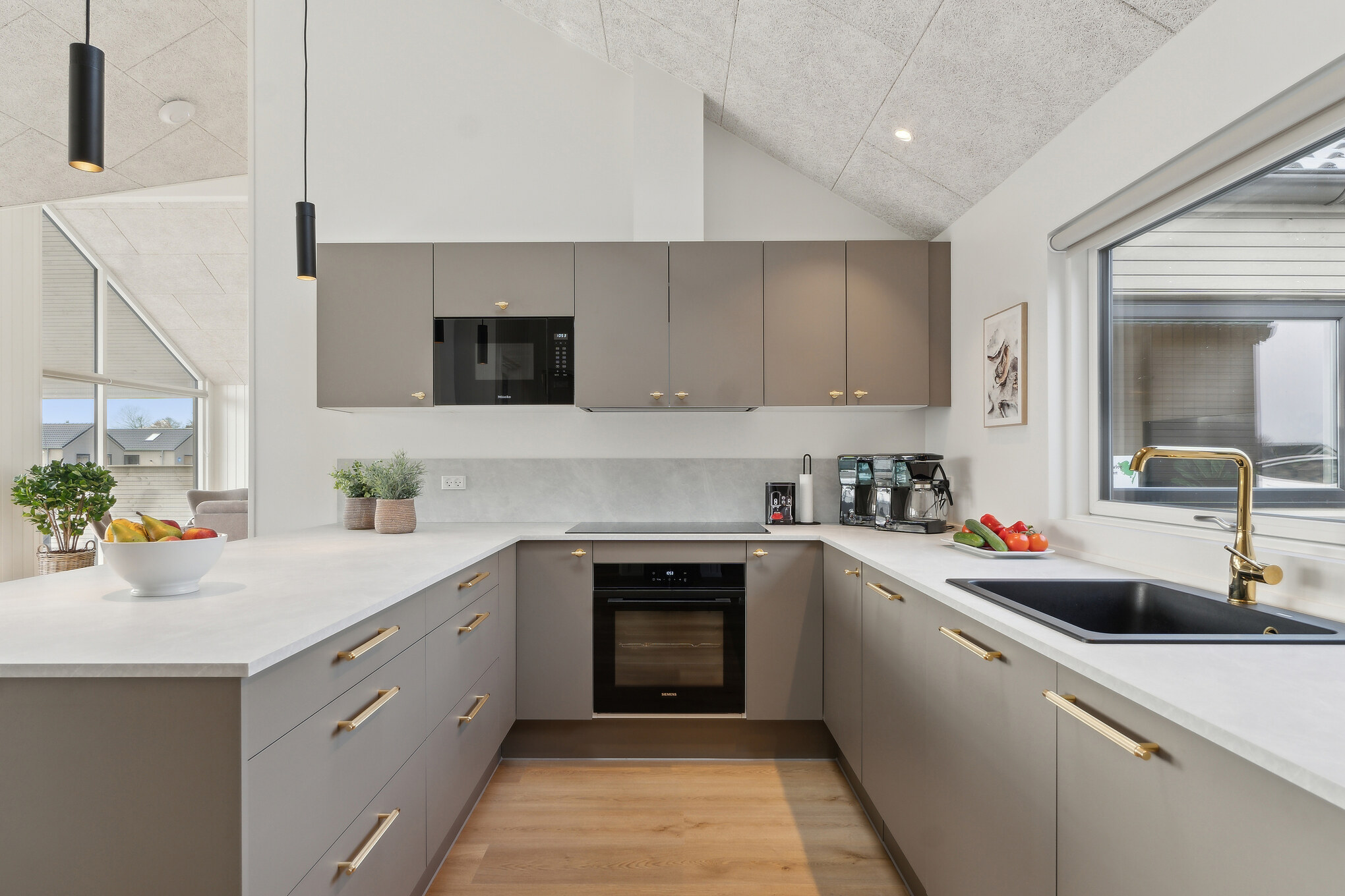 Die Küche in dem Luxusferienhaus Nr. 665 ist so gut ausgestattet, dass man problemlos Mahlzeiten für 14 Personen zubereiten kann.