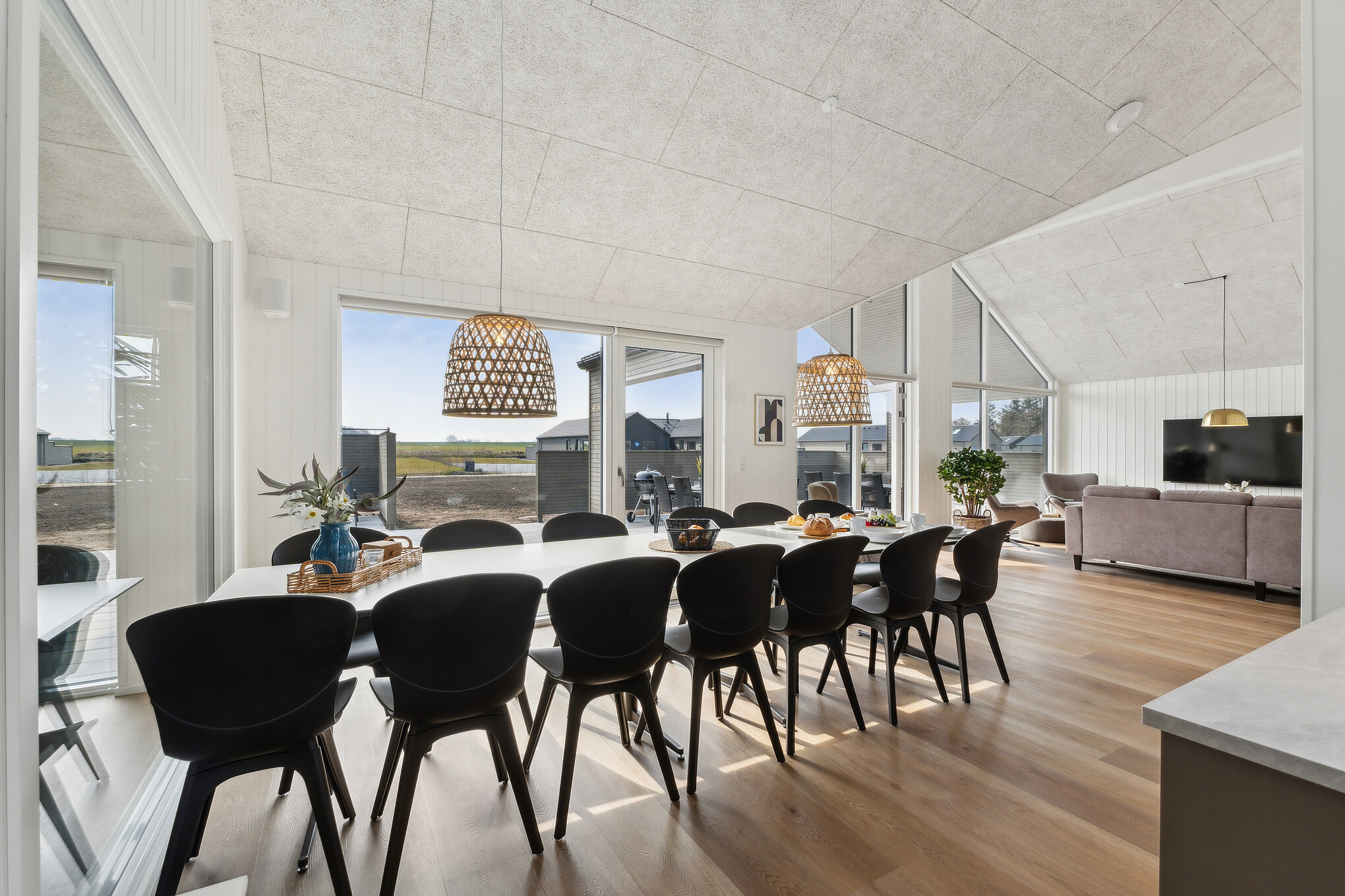 Der große, lichtdurchflutete Aufenthaltsraum im Luxusferienhaus Nr. 665 für 14.