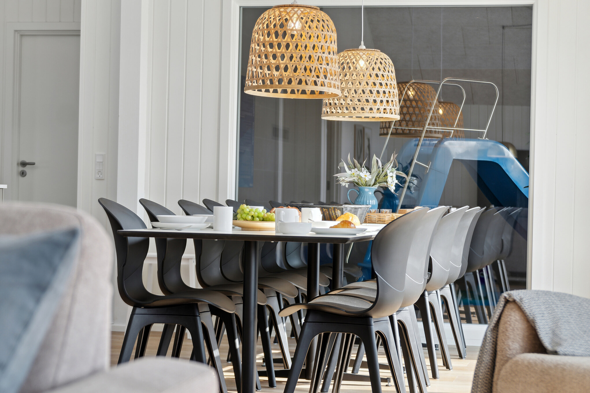 Der Aufenthaltsraum bietet Platz für 14 Personen, wenn ihr das Ferienhaus 665 in Fünen und seine Inseln besucht.